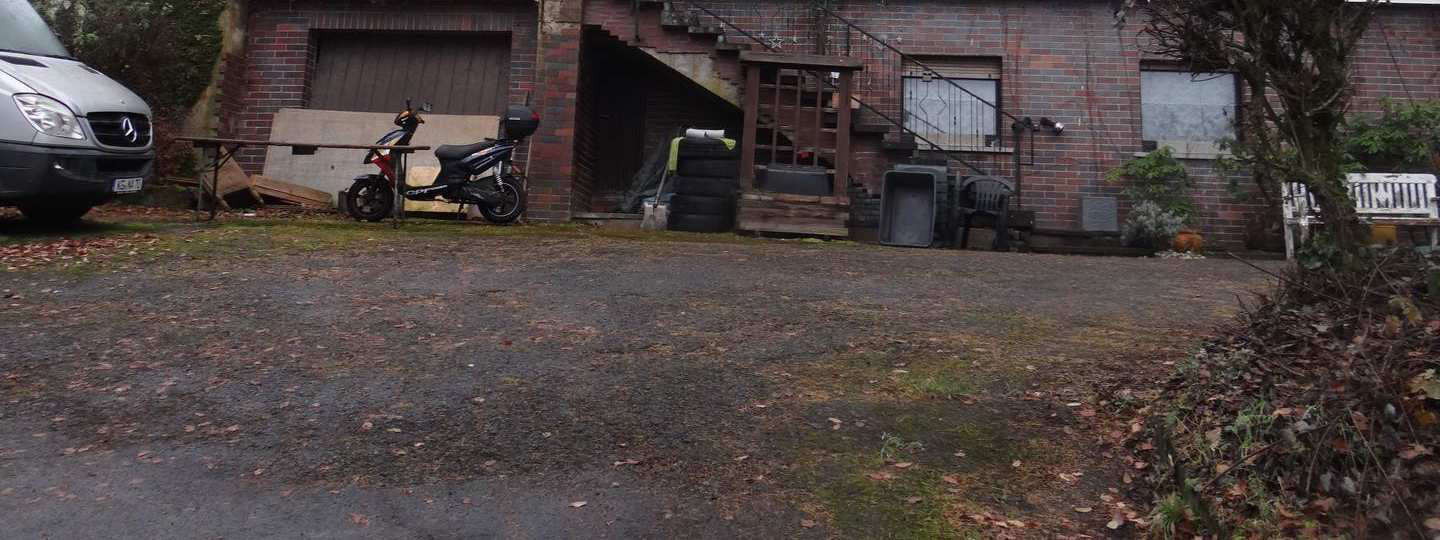Freistehendes Einfamilienhaus mit Schwimmhalle in Motten