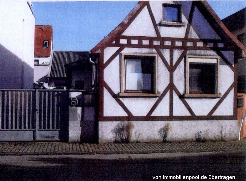 Wohnhaus mit Anbau und Schopfgebäude in Waghäusel-Kirrlach