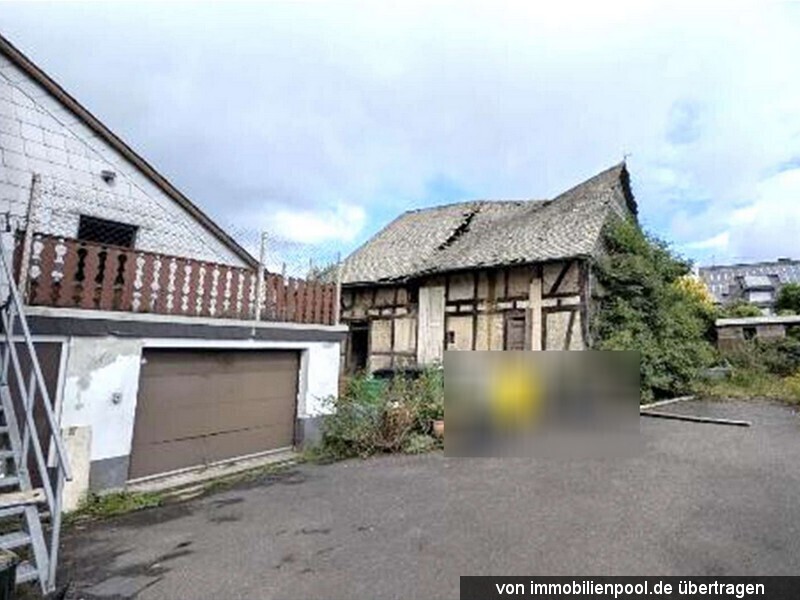 Wohnhaus mit Garage und baufälliger Scheune in Hellenhahn-Schellenberg