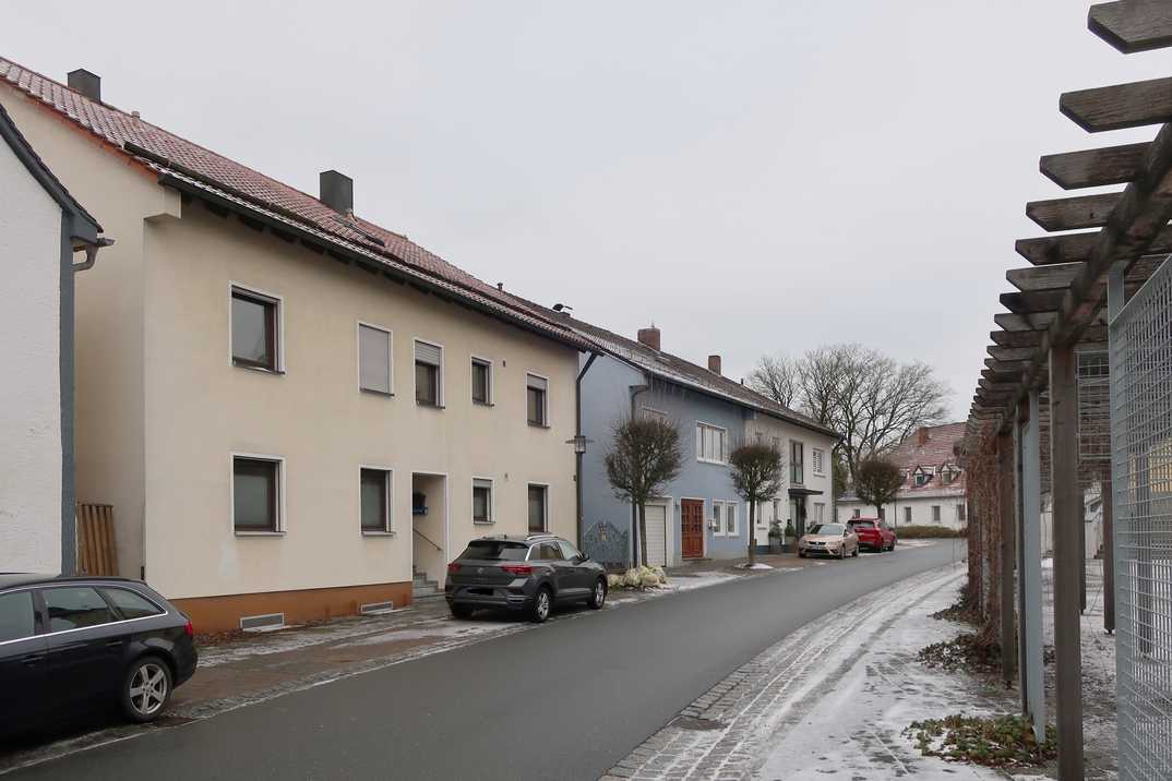 Zweifamilienhaus mit Nebengebäuden in Vohenstrauß-Waldau