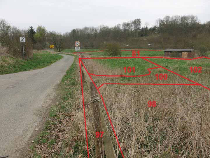 Landwirtschaftliche Flächen mit alter Scheune in Brakel-Weberwiesen