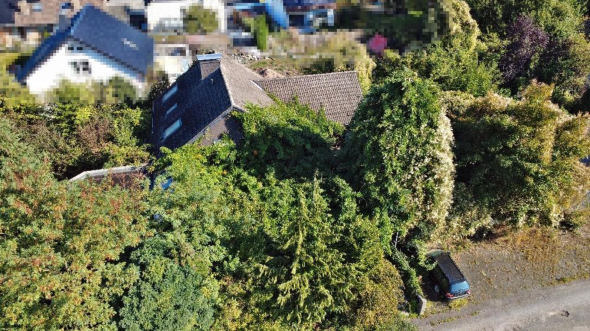 Wohn- und Geschäftshaus mit Büro, Wohnung, Stellplätzen und Doppelgarage in Lage