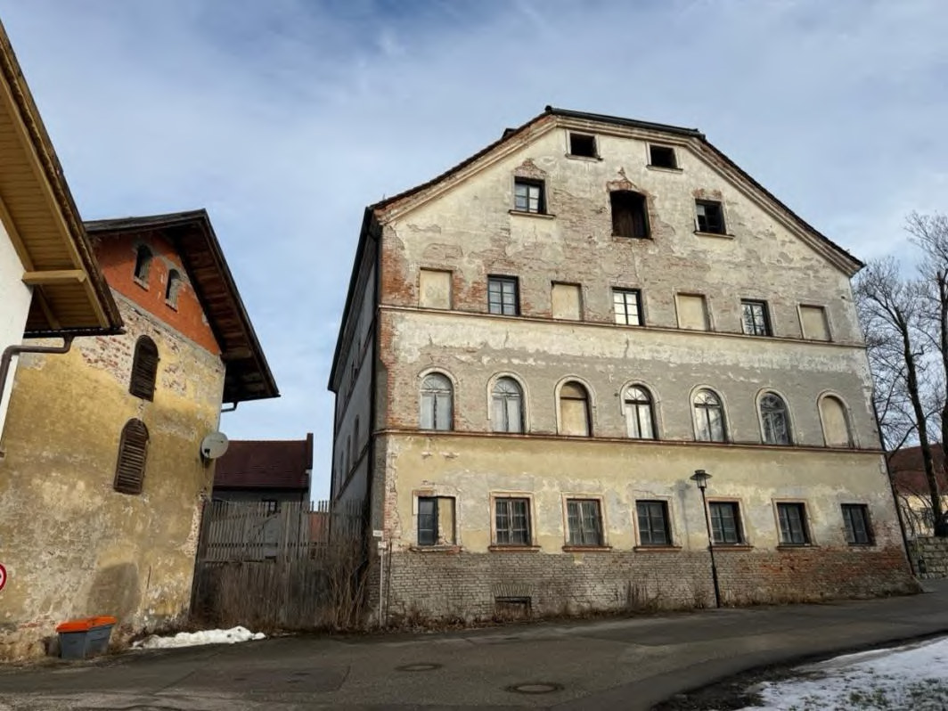 Ehemaliger Gasthof mit denkmalgeschütztem Gebäudeensemble in Ering