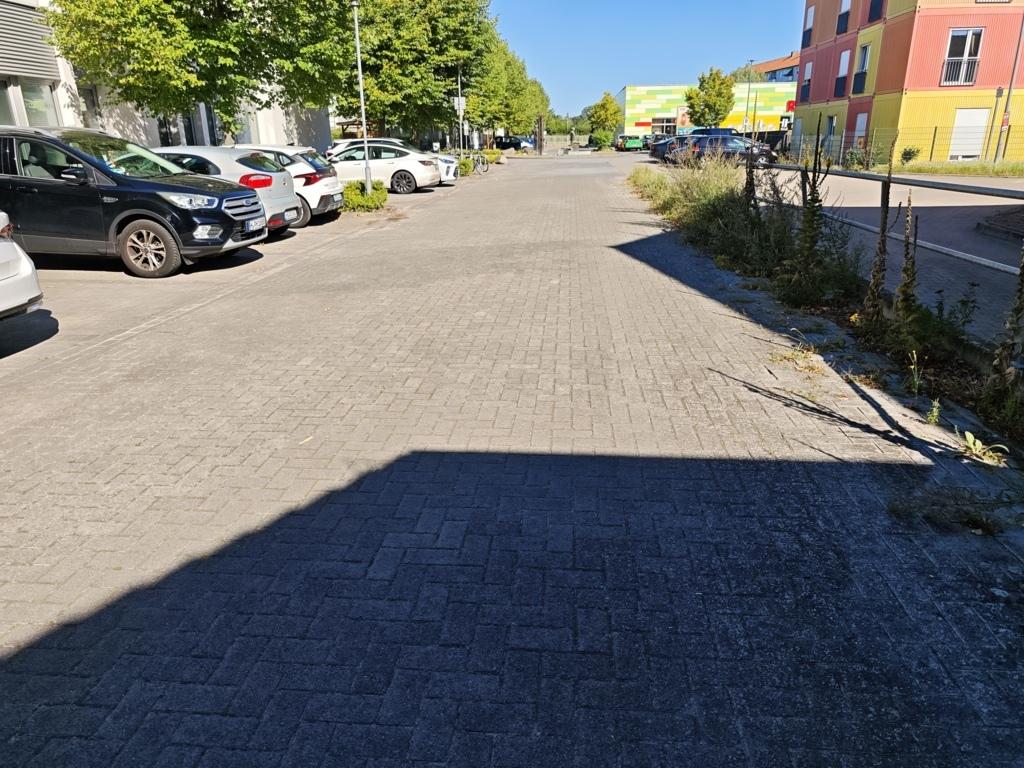 Unbebautes Grundstück mit privater Wegefläche und Kunstobjekt in Hannover-Wülfel