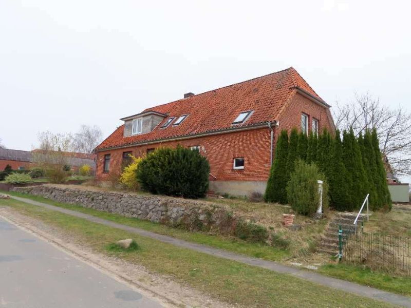 Zweifamilienhaus mit Garage in Barum – Zwangsversteigerung