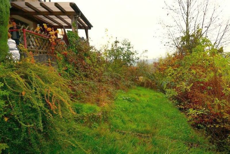 Zweifamilienhaus in Hanglage in Hohenstaufen