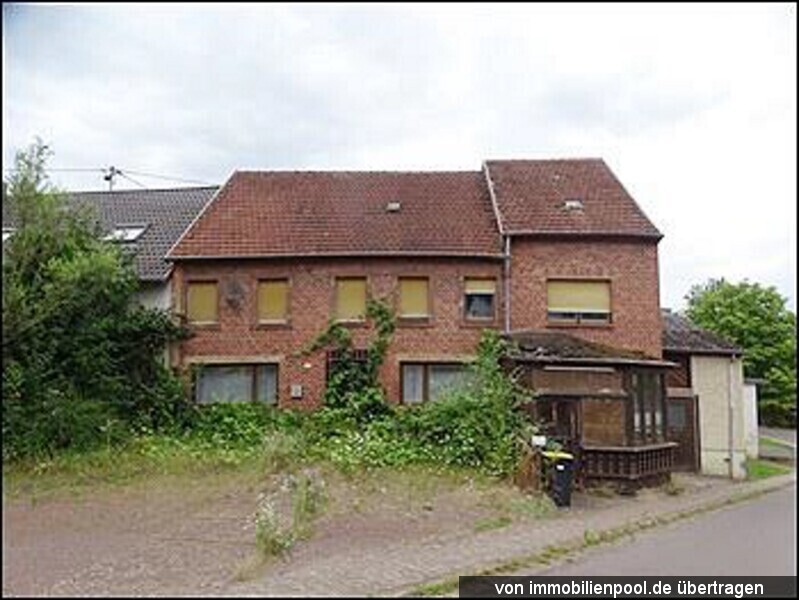 Einfamilienhaus mit Nebengebäude und zwei unbebauten Grundstücken in Lebach-Landsweiler