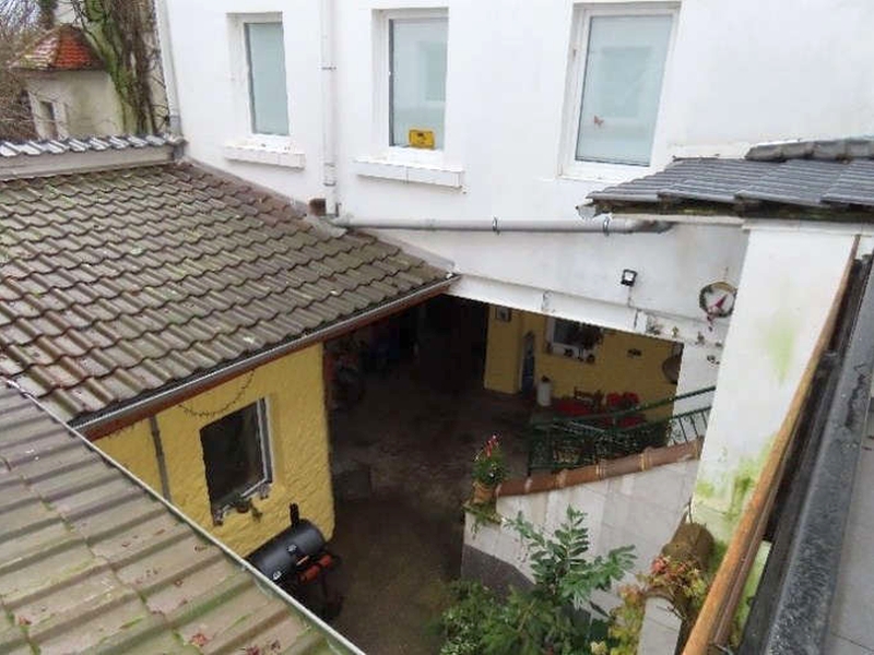 Mehrfamilienhausanlage mit Gaststätte und Nebengebäuden in Schönau