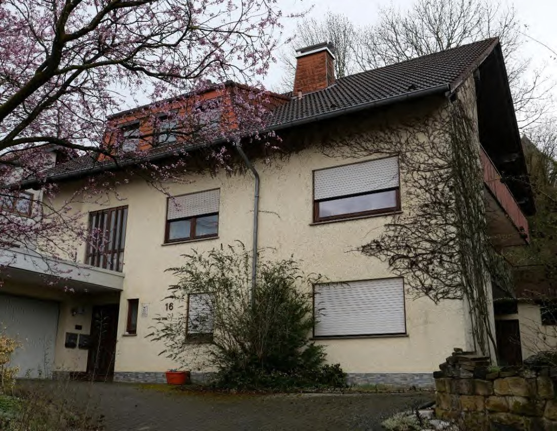 Einfamilien-/Zweifamilienhaus mit Garage in Petersberg