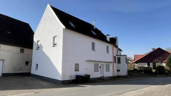 Zweifamilienhaus mit Garage in Natzungen