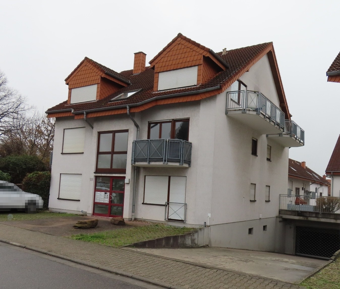 Zweifamilienhaus mit Einliegerwohnung, Garage und Geräteschuppen in Neuhausen