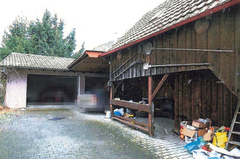 Doppelwohnhaus mit Doppelgarage und Scheunengebäude in Langenbeutingen