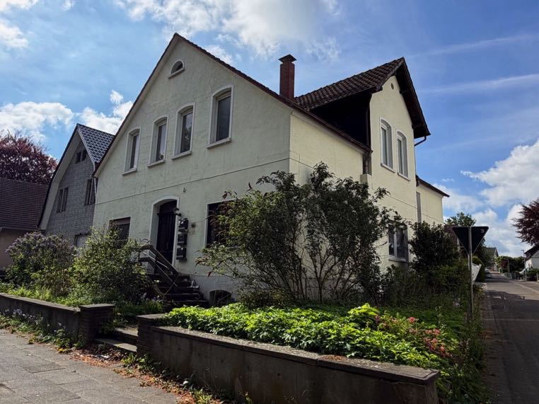 Wohnhaus mit drei Einheiten und Stallanbau in Hiddenhausen