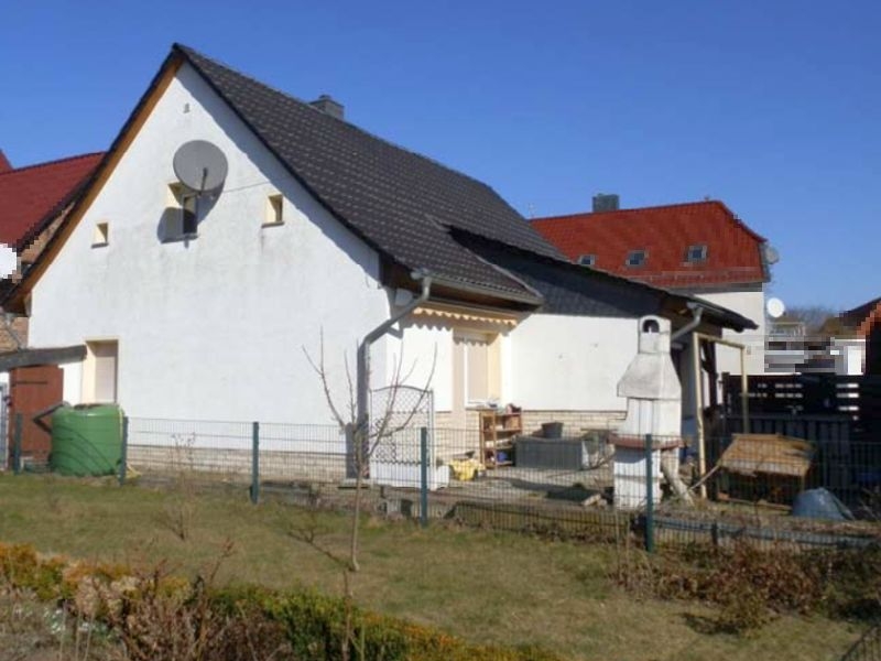 Zwangsversteigerung: Zerstörtes Wohnhaus und Laubwald in Brahlstorf